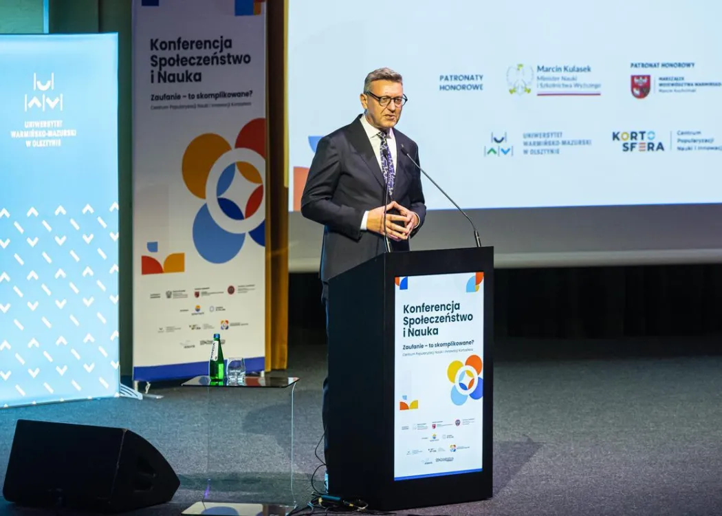 Konferencja SPIN: na scenie przemawia Jerzy Przyborowski, rektor UWM