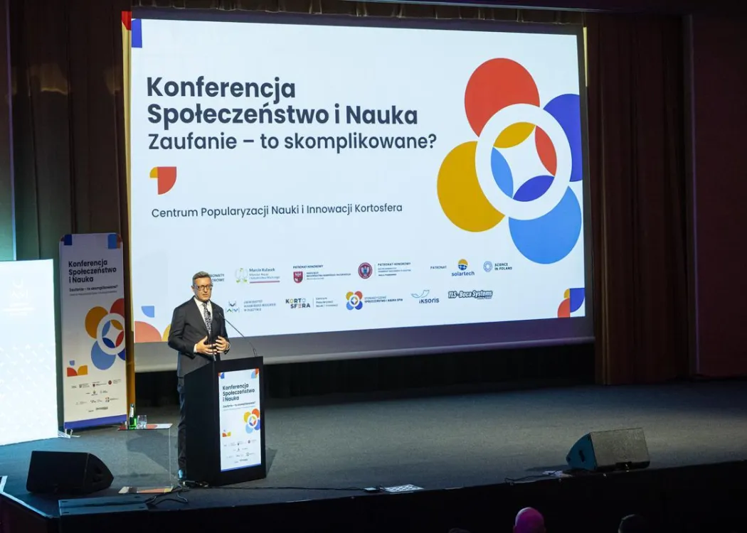 Konferencja SPIN: na scenie przemawia Jerzy Przyborowski, rektor UWM