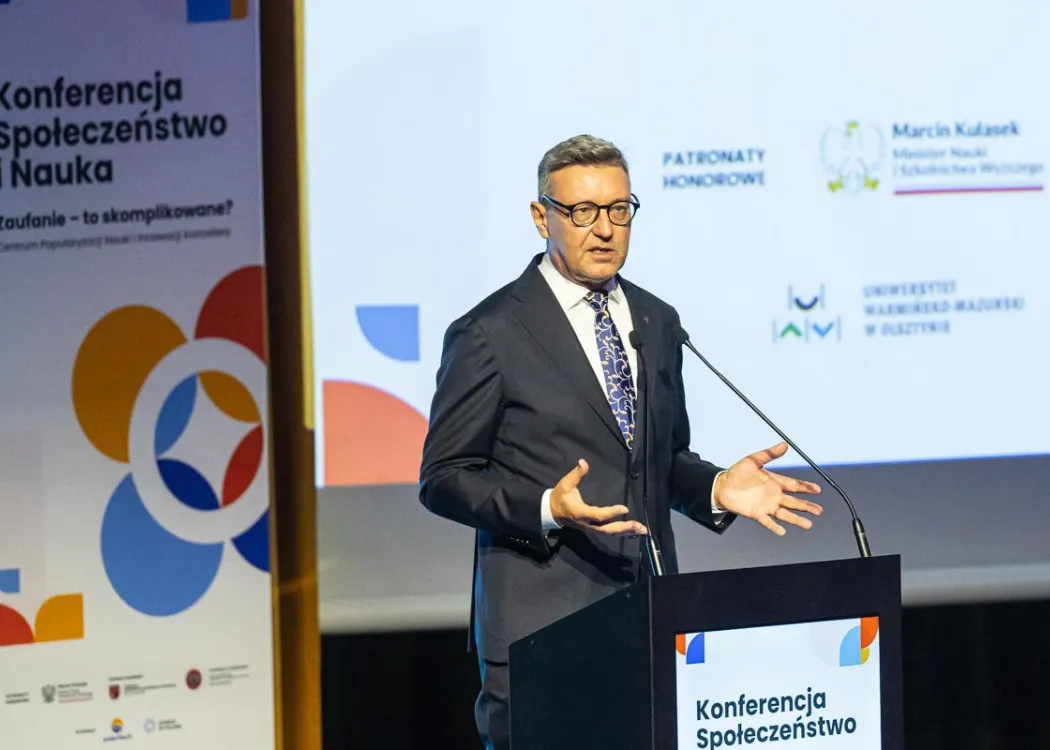 Konferencja SPIN: na scenie przemawia Jerzy Przyborowski, rektor UWM