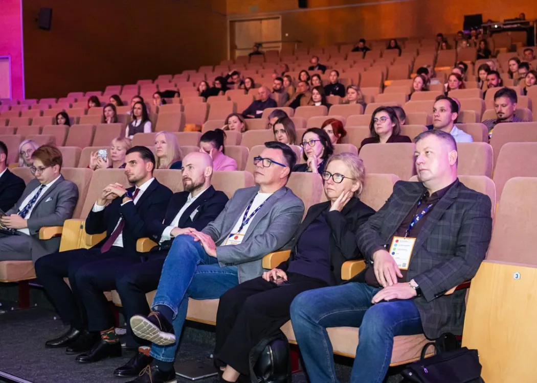 uczestnicy konferencji SPIN siedzą w auli UWM