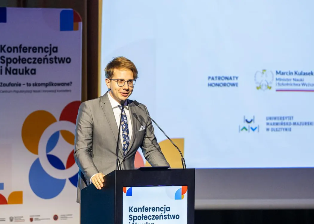 Konferencja SPIN: Kacper Lawera przemawia ze sceny