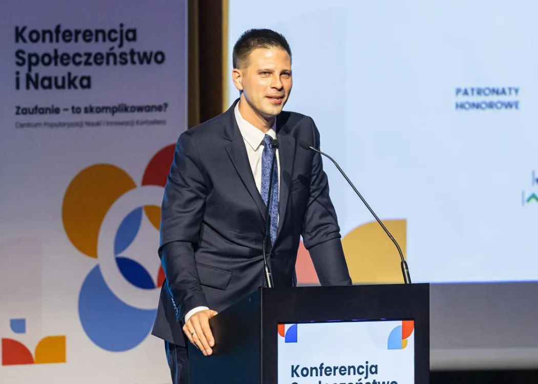 Konferencja SPIN: Mateusz Pikuliński przemawia w CK UWM