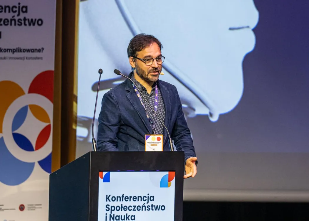 Konferencja SPIN: Konrad Maj przemawia ze sceny