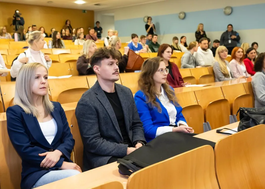 Konferencja SZP o rozszczepie wargi: uczestnicy siedzą