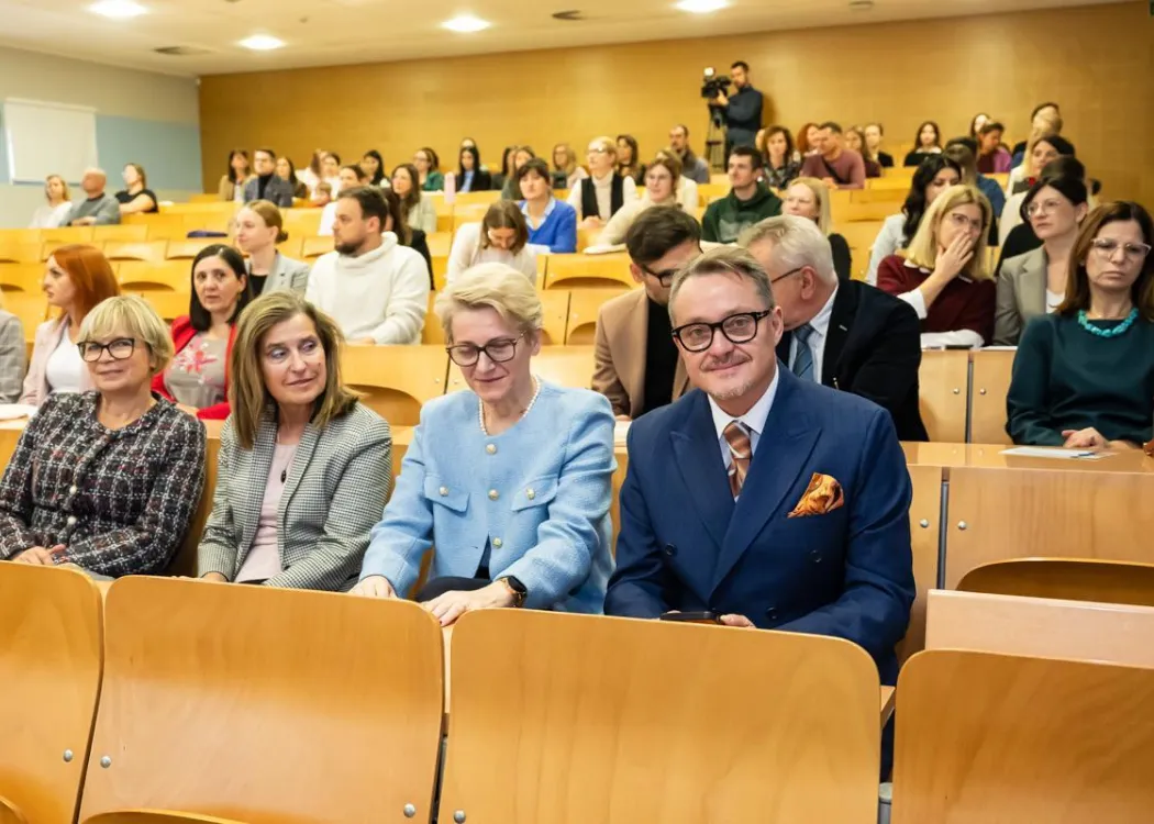 Konferencja SZP o rozszczepie wargi: uczestnicy siedzą