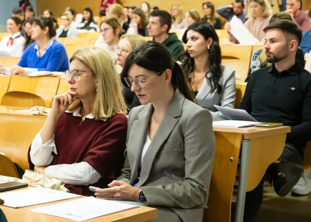 Konferencja SZP o rozszczepie wargi: uczestnicy siedzą