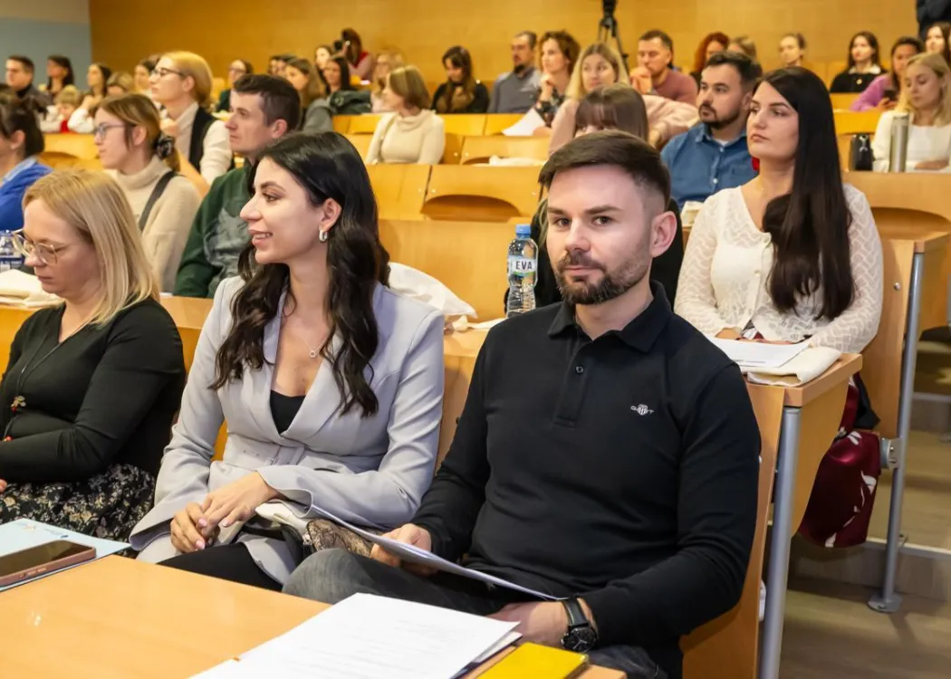 Konferencja SZP o rozszczepie wargi: uczestnicy siedzą