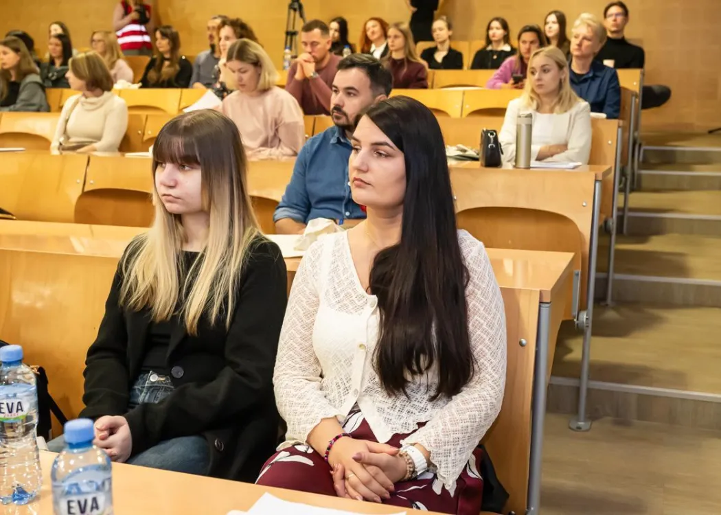 Konferencja SZP o rozszczepie wargi: uczestnicy siedzą