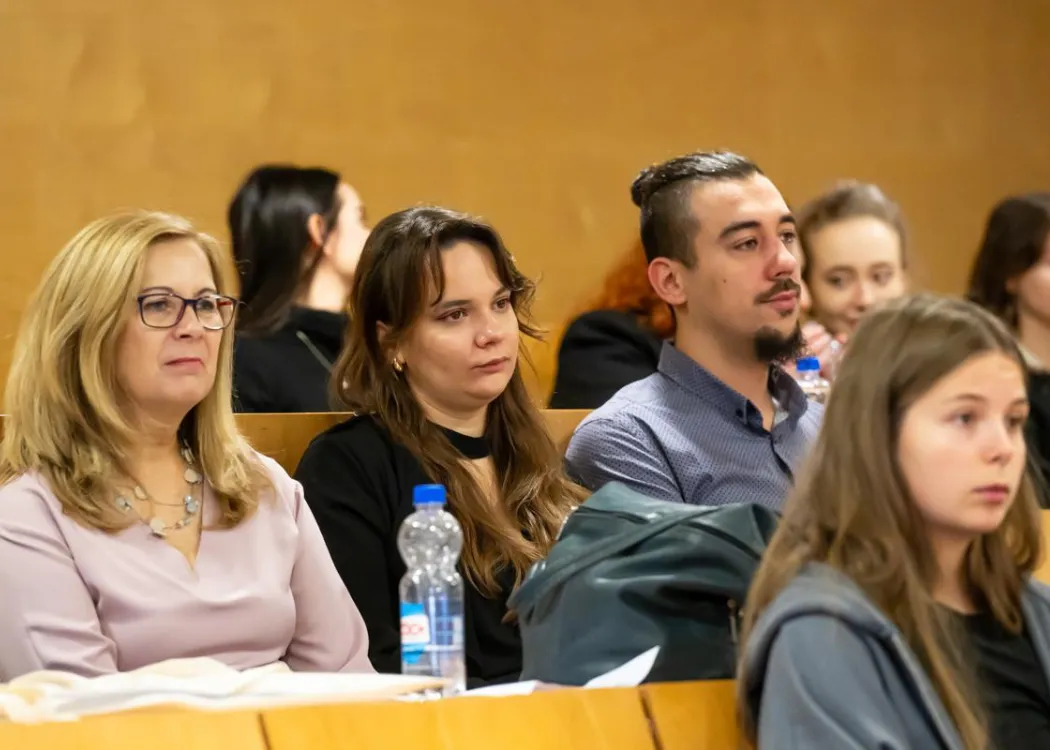 Konferencja SZP o rozszczepie wargi: uczestnicy siedzą