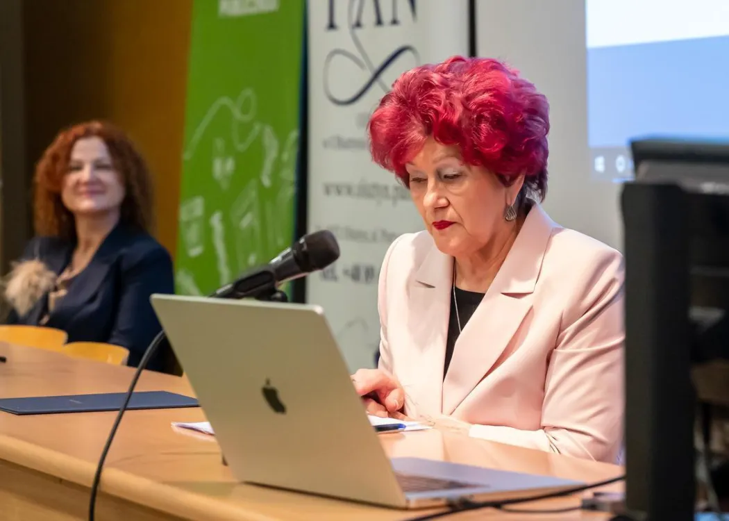 Konferencja SZP o rozszczepie wargi: prof. Snarska siedzi 