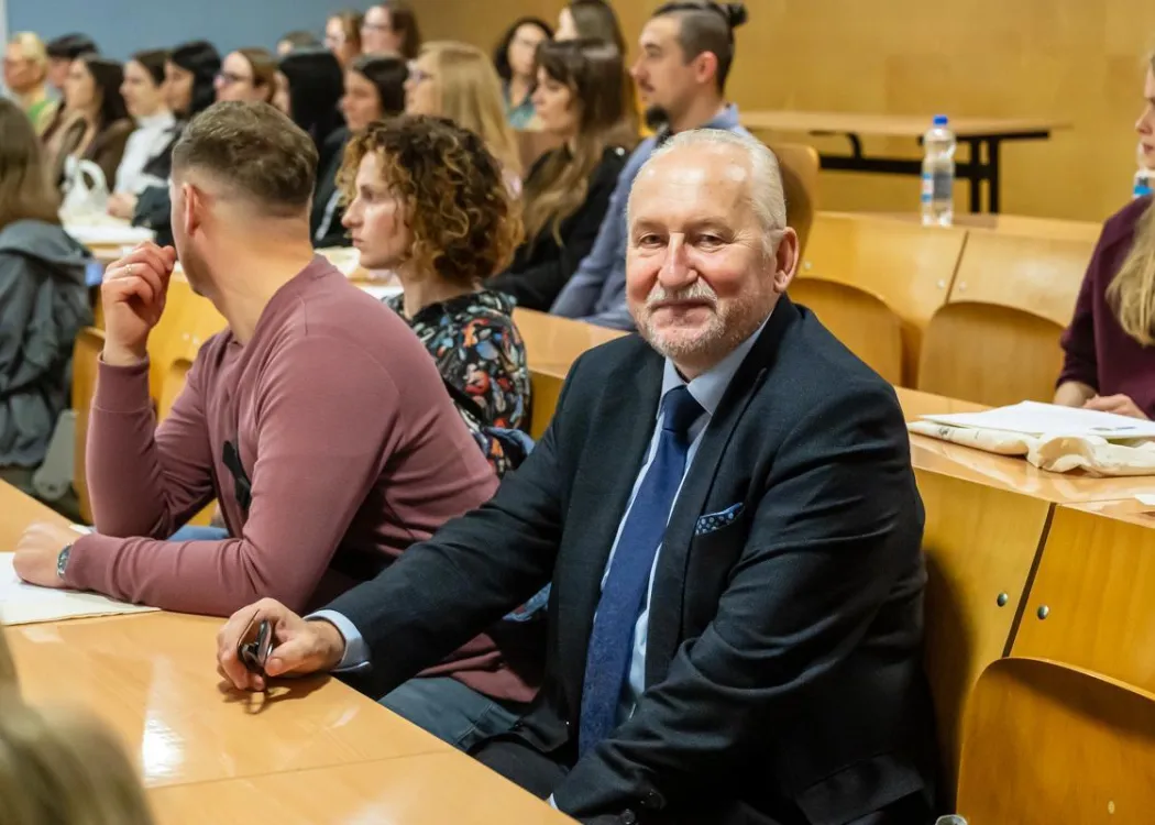 Konferencja SZP o rozszczepie wargi: uczestnicy siedzą