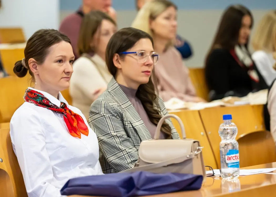 Konferencja SZP o rozszczepie wargi: uczestnicy siedzą