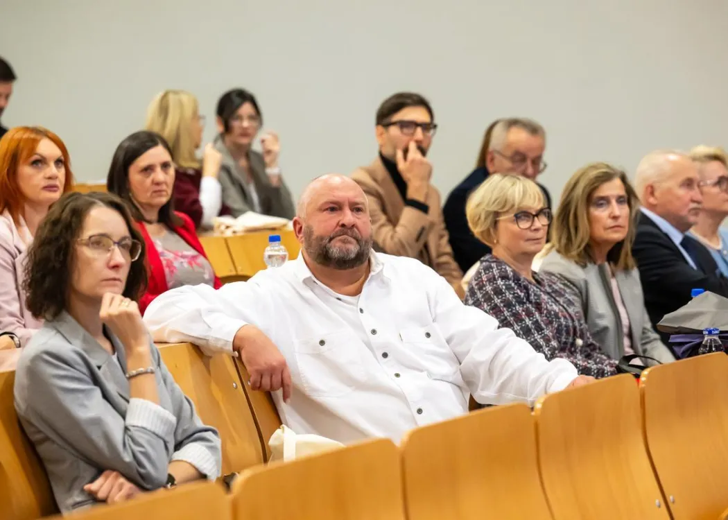 Konferencja SZP o rozszczepie wargi: uczestnicy siedzą