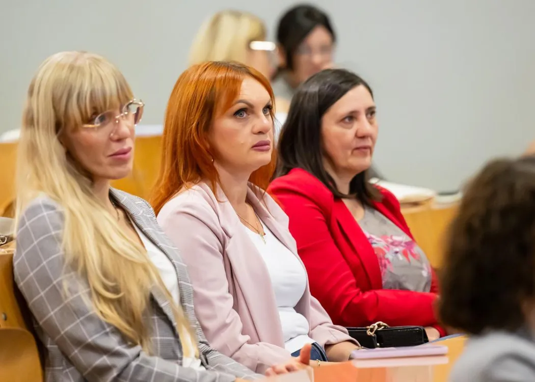 Konferencja SZP o rozszczepie wargi: uczestnicy siedzą