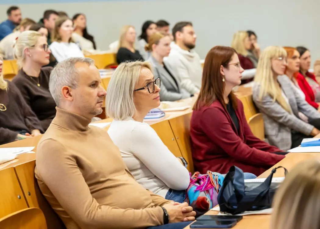 Konferencja SZP o rozszczepie wargi: uczestnicy siedzą