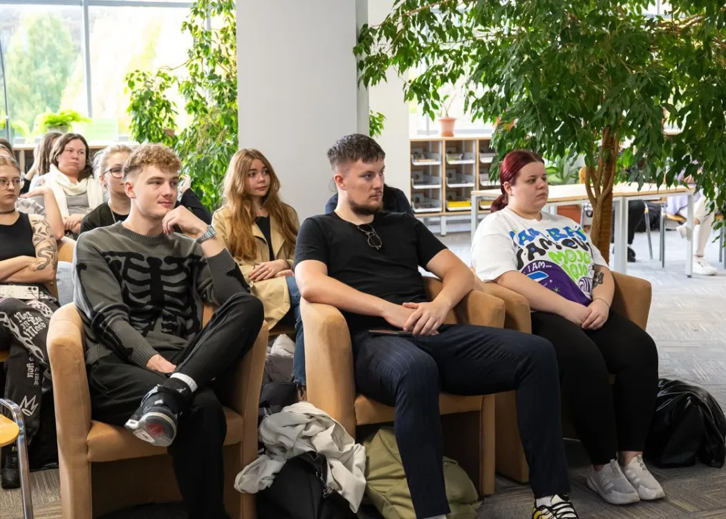 Tydzień Otwartej Nauki: uczestnicy siedzą 