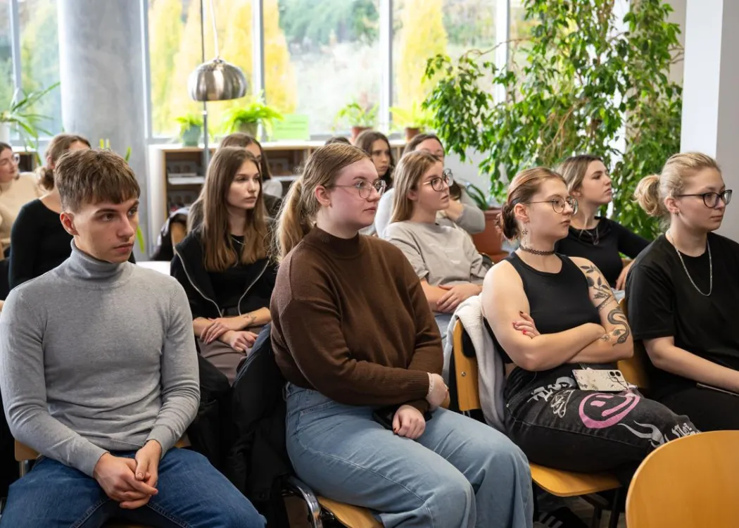 Tydzień Otwartej Nauki: uczestnicy siedzą 