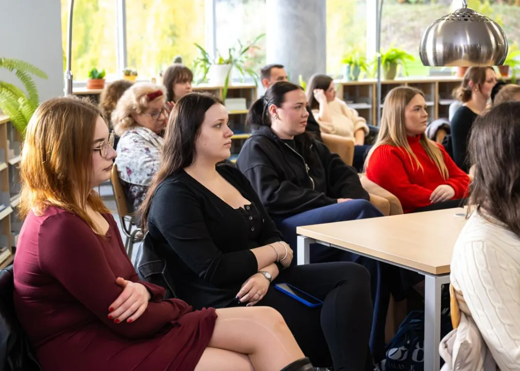 Tydzień Otwartej Nauki: uczestnicy siedzą 