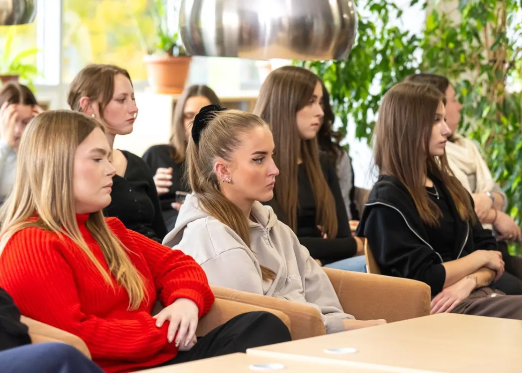 Tydzień Otwartej Nauki: uczestnicy siedzą 