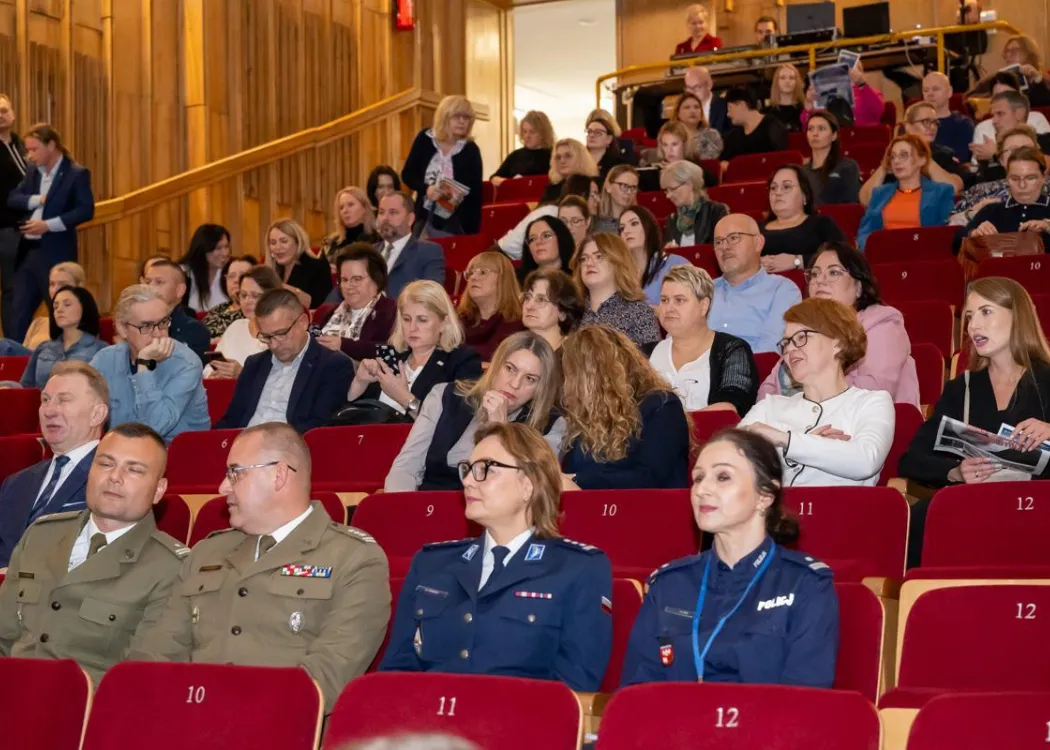 Konferencja o mobbingu: uczestnicy konferencji na widowni 