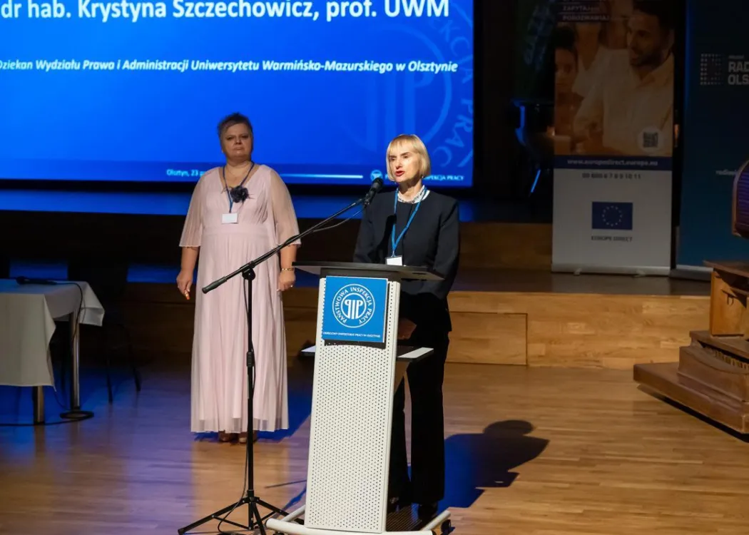 Konferencja o mobbingu: dziekan Wydziału Prawa i Administracji otwiera konferencję 