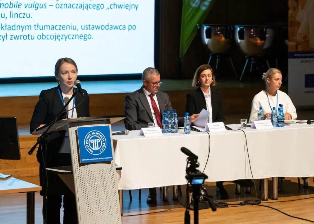 Konferencja o mobbingu: dr Kamila Naumowicz podczas wystąpienia
