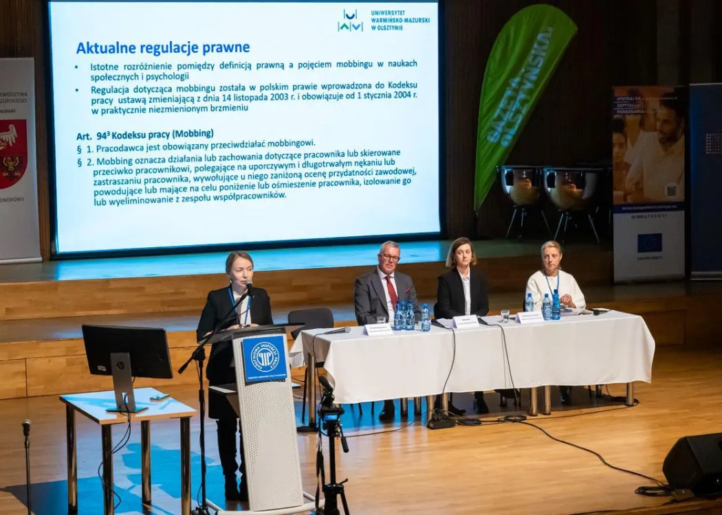 Konferencja o mobbingu: dr Kamila Naumowicz podczas wystąpienia