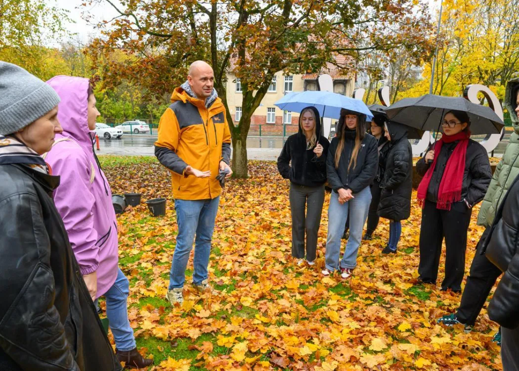 Sadzenie cebulek w Kortowie: dr Mariusz Antolak wyjaśnia studentom, co jest robione