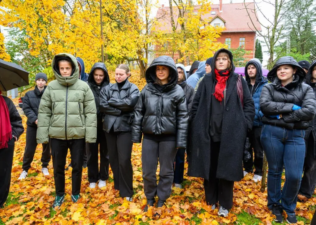 Sadzenie cebulek w Kortowie: studenci architektury krajobrazu 