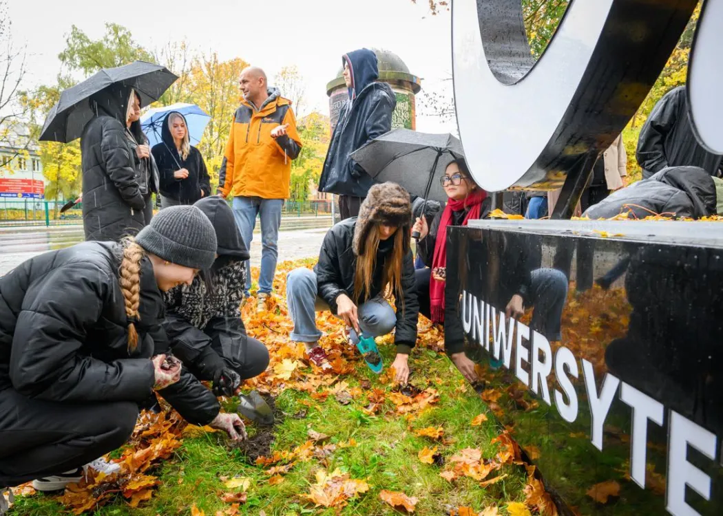 Sadzenie cebulek w Kortowie: dr Mariusz Antolak i studenci 