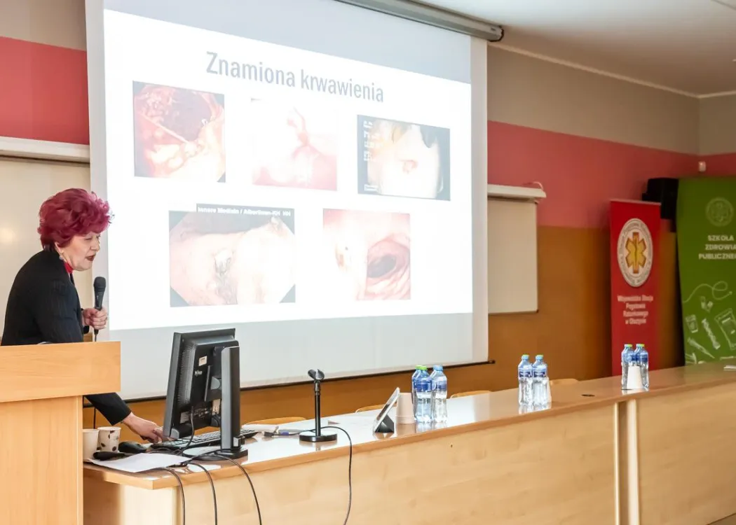 II Warmińsko-Mazurskie Seminarium dla Ratowników Medycznych: Jadwiga Snarska podczas swojego wystąpienia