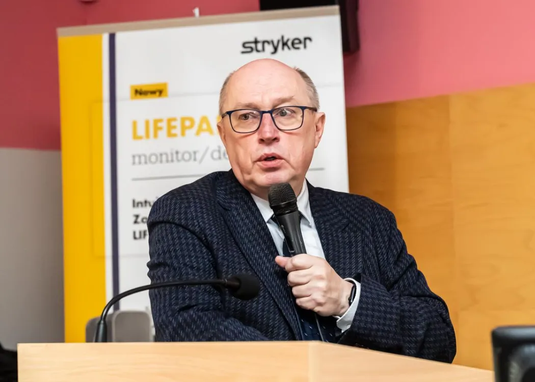 II Warmińsko-Mazurskie Seminarium dla Ratowników Medycznych: prelegent podczas swojego wystąpienia