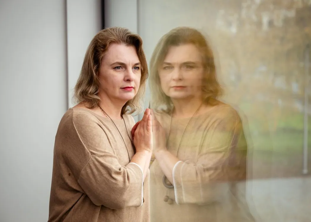 Ewa Koziatek-Maślanka przy szybie 