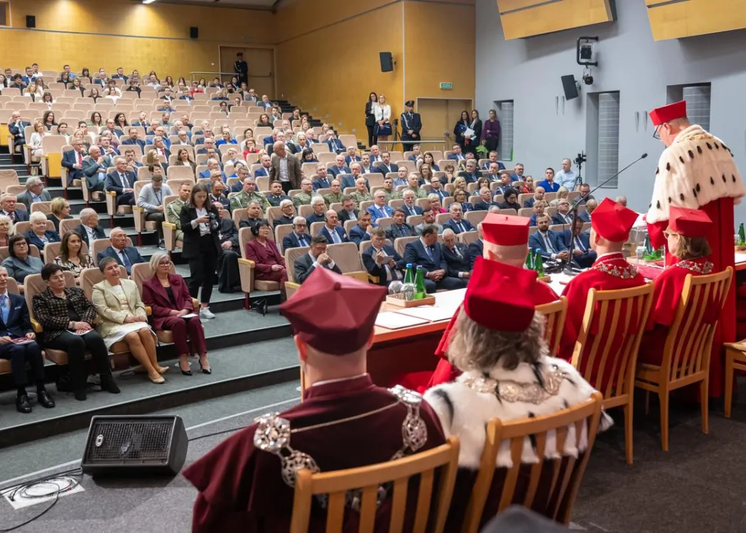 Inauguracja roku akademickiego 2025/2026: władze uczelni siedzące na scenie 