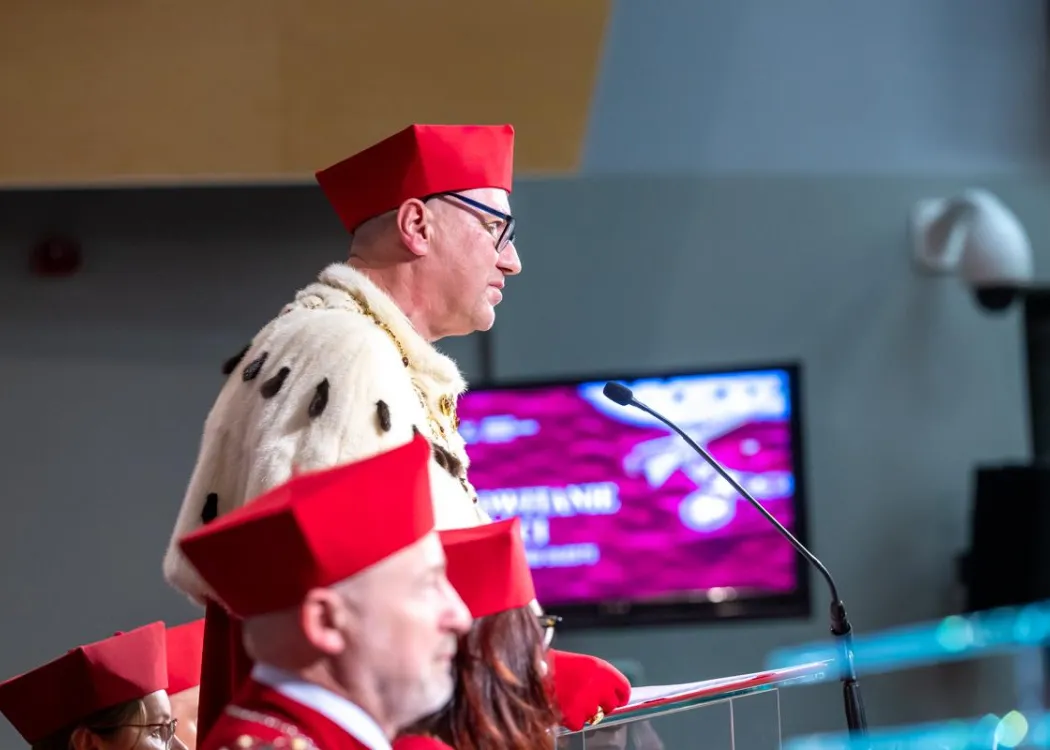 Inauguracja roku akademickiego 2025/2026: rektor podczas przemówienia