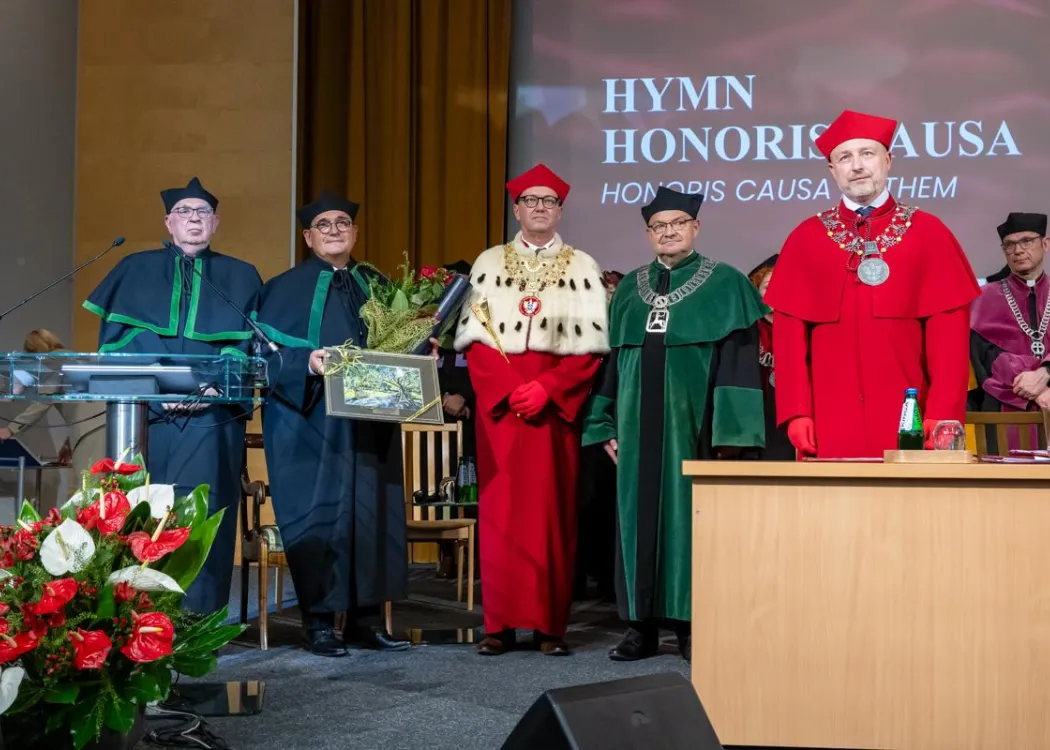 Inauguracja roku akademickiego 2025/2026: zdjęcie z władzami UWM po nadaniu doktoratu honoris causa