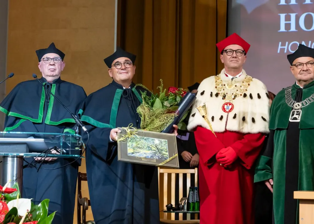 Inauguracja roku akademickiego 2025/2026: djęcie z władzami UWM po nadaniu doktoratu honoris causa