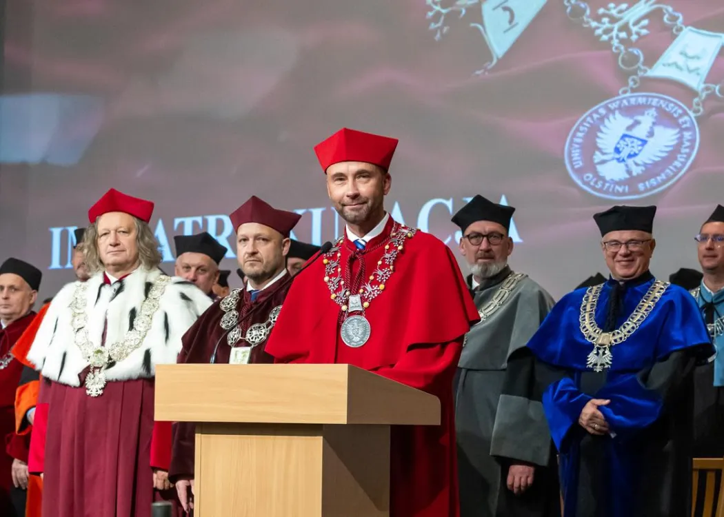 Inauguracja roku akademickiego 2025/2026: prorektor Sławomir Przybyliński prowadzi immatrykulację studentów