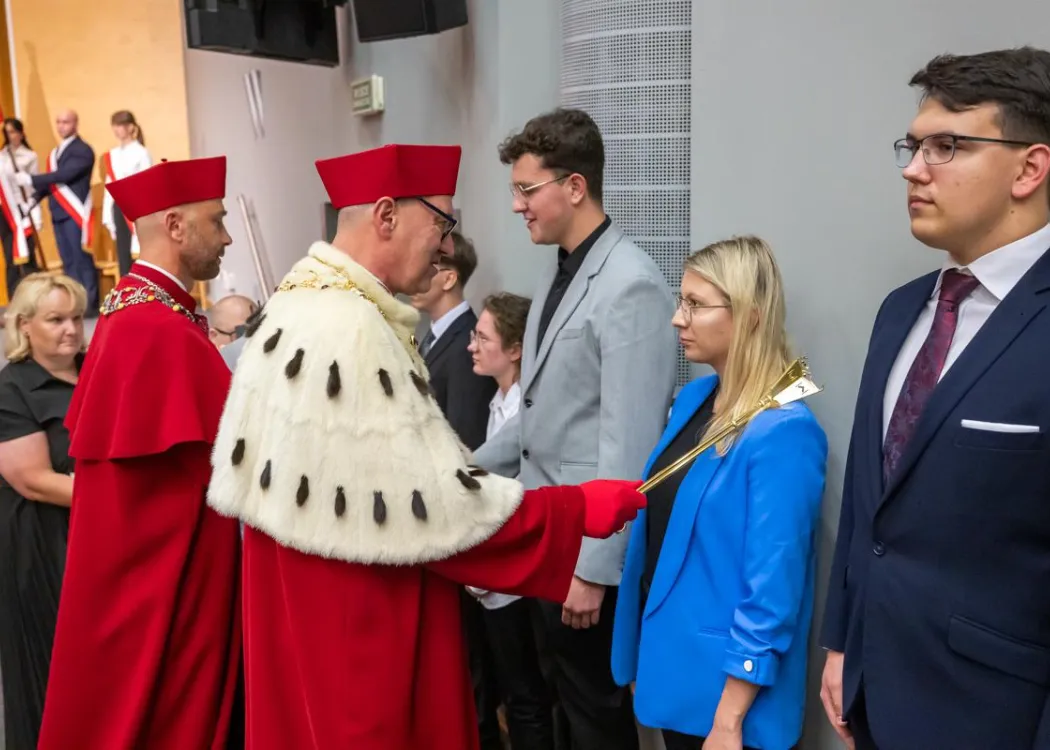Inauguracja roku akademickiego 2025/2026: rektor dokonuje immatrykulacji studentów