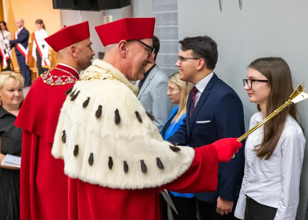 Inauguracja roku akademickiego 2025/2026: rektor dokonuje immatrykulacji studentów