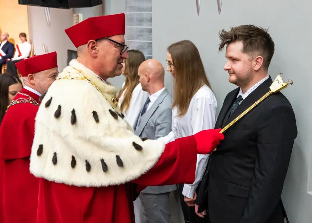 Inauguracja roku akademickiego 2025/2026: rektor dokonuje immatrykulacji 