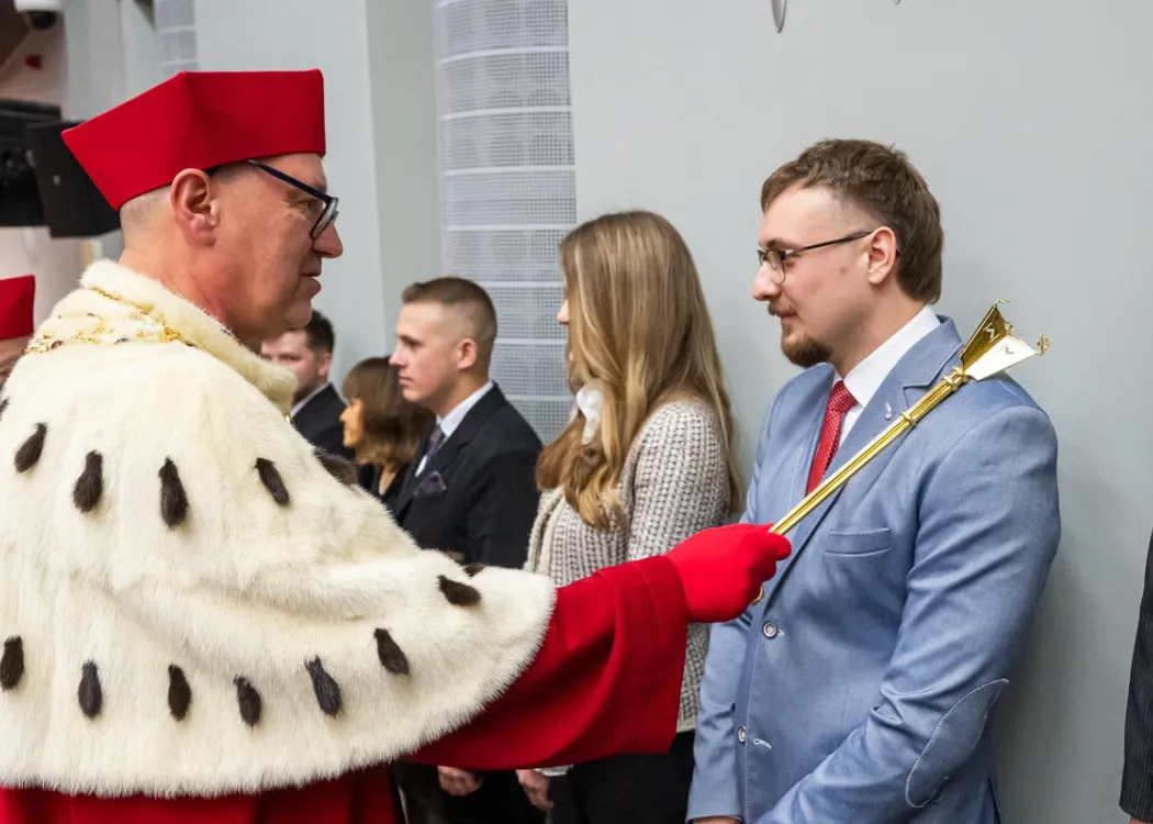 Inauguracja roku akademickiego 2025/2026: rektor dokonuje immatrykulacji 