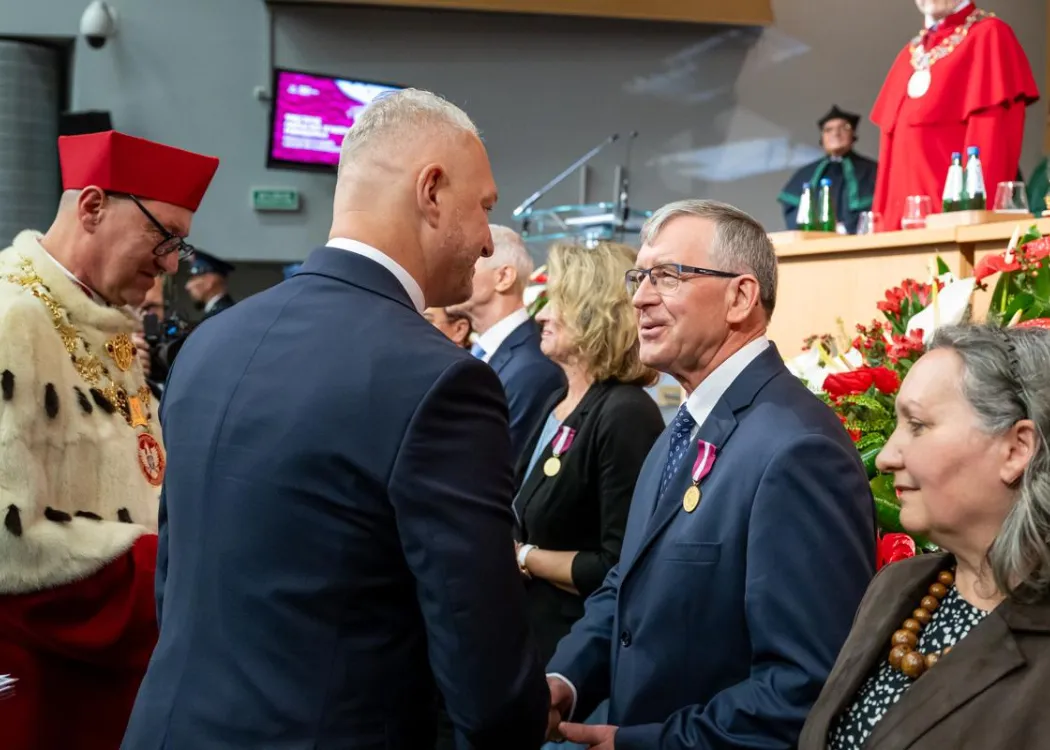 Inauguracja roku akademickiego 2025/2026: wręczenie odznaczeń