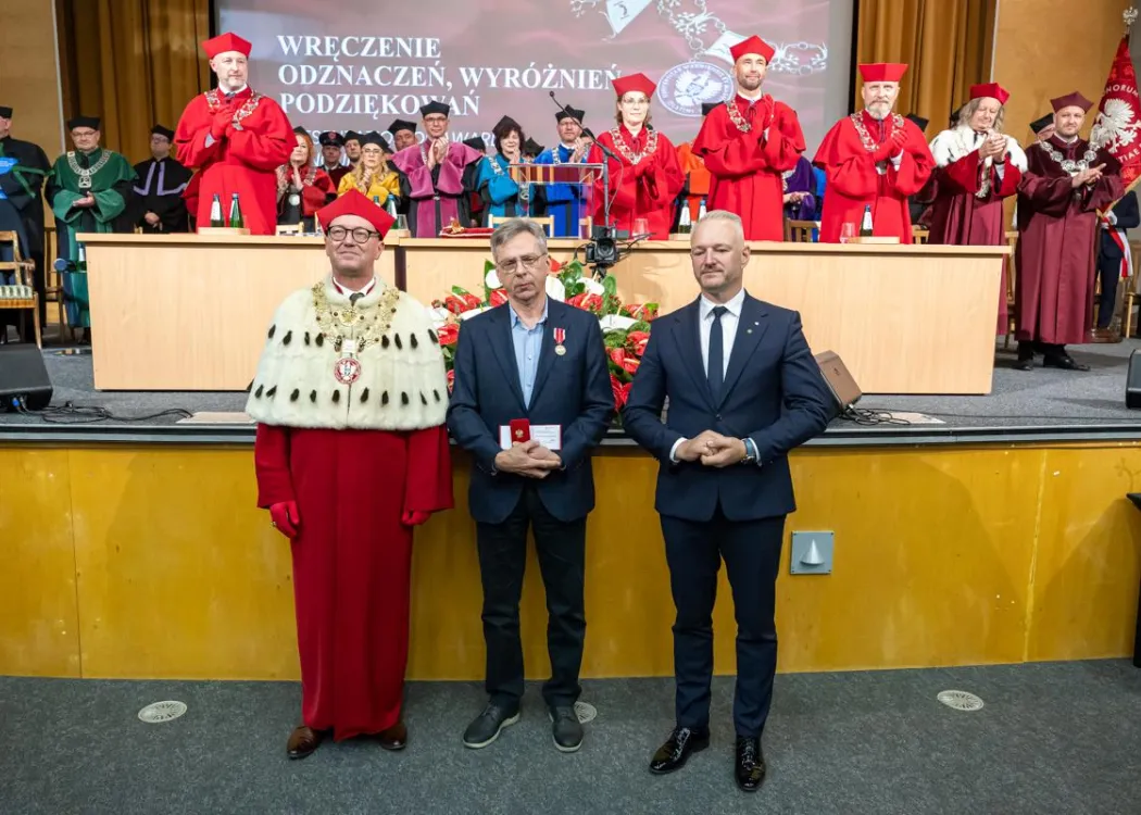 Inauguracja roku akademickiego 2025/2026: rektor robiący wspólne zdjęcie z osobami odznaczonymi 
