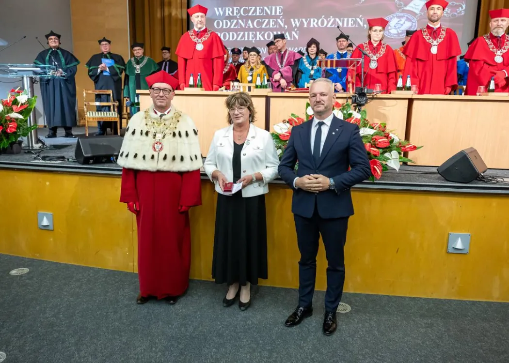 Inauguracja roku akademickiego 2025/2026: rektor robiący wspólne zdjęcie z osobami odznaczonymi 