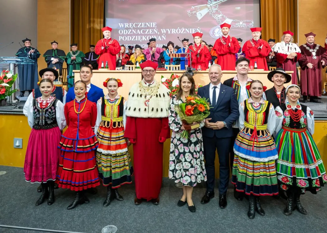 Inauguracja roku akademickiego 2025/2026: rektor z odznaczonym Zespołem Pieśni i Tańca Kortowo