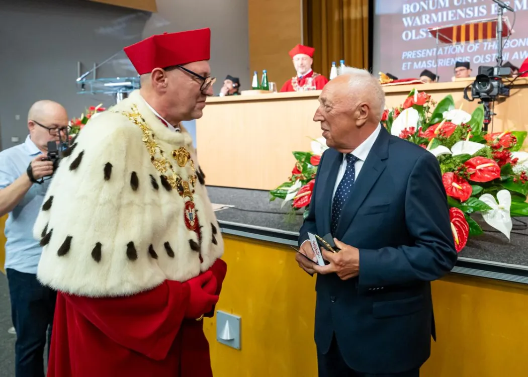Inauguracja roku akademickiego 2025/2026: rektor wręcza odznaczenie