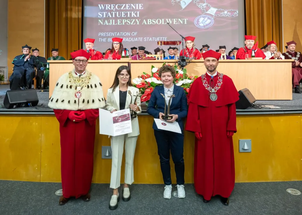 Inauguracja roku akademickiego 2025/2026: rektor i prorektor z najlepszymi absolwentkami UWM