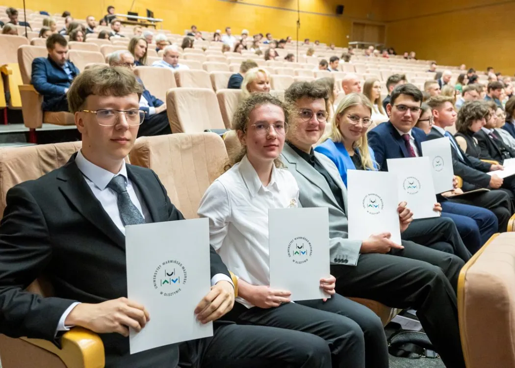 Inauguracja roku akademickiego 2025/2026: nowi studenci na widowni 