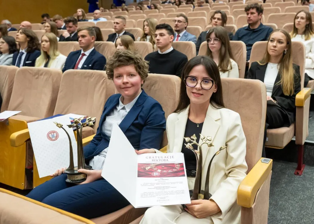 Inauguracja roku akademickiego 2025/2026: najlepsze studentki pokazują nagrody 